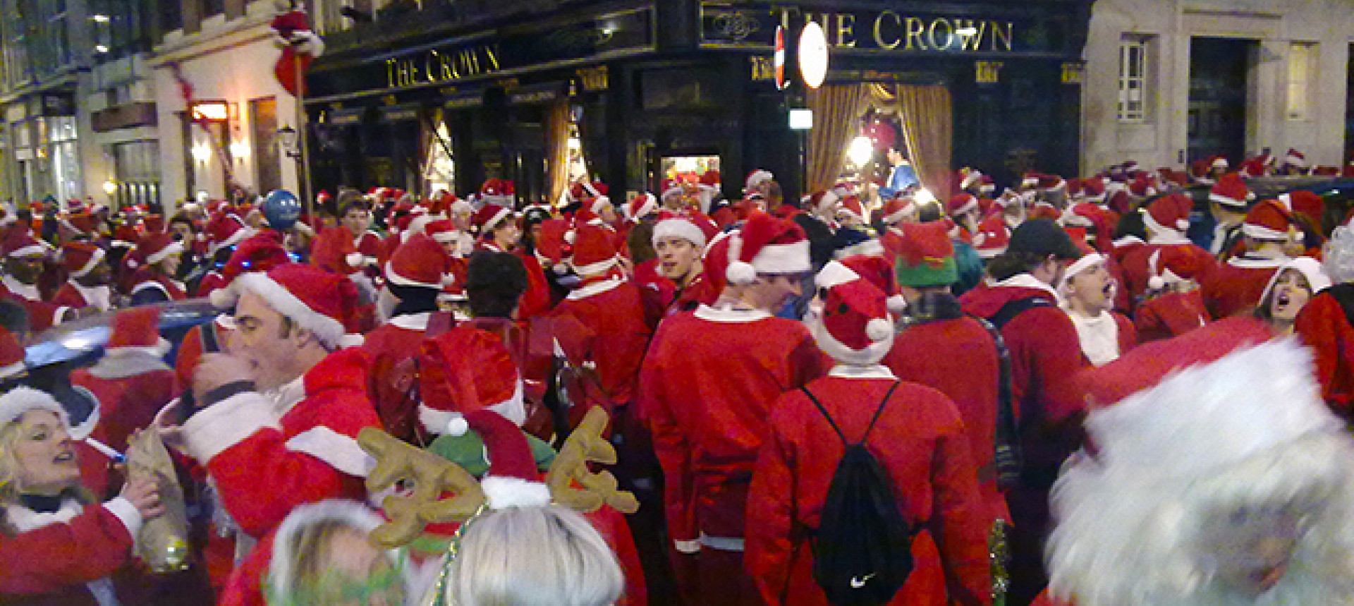 Crowd of Santas at the pub - Endpoint