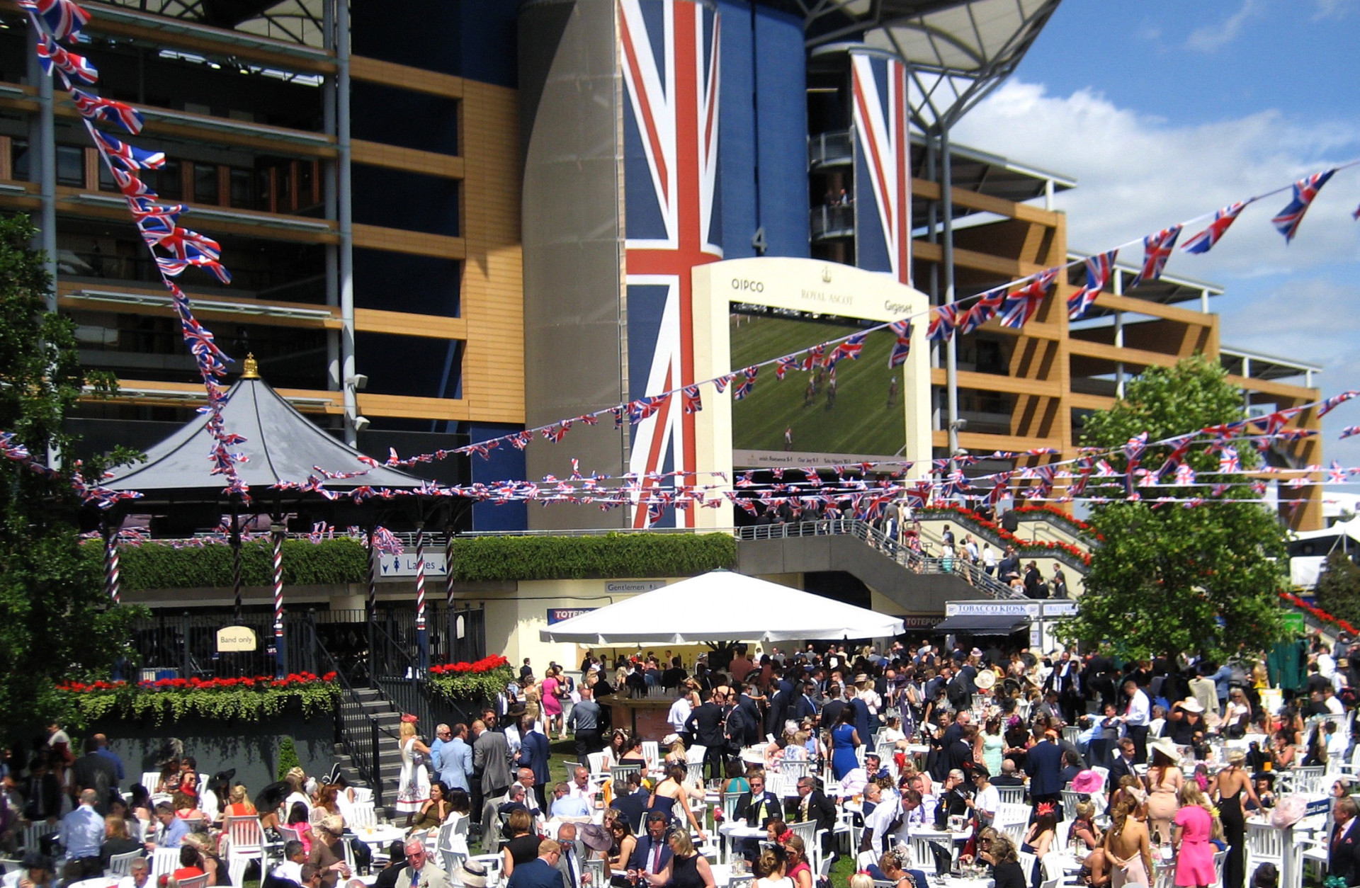 Endpoint wayfinding strategy work - people enjoying Ascot